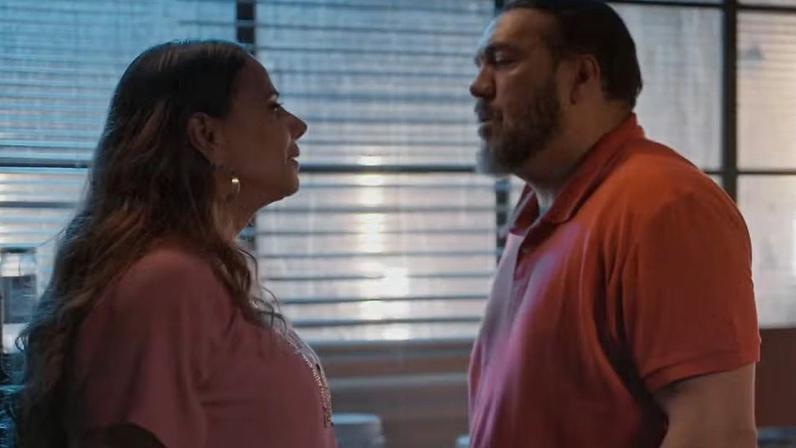 Consuelo (Viviane Araújo) e Misael (Belo) em cena de 'Três Graças' — Foto: Reprodução/TV Globo