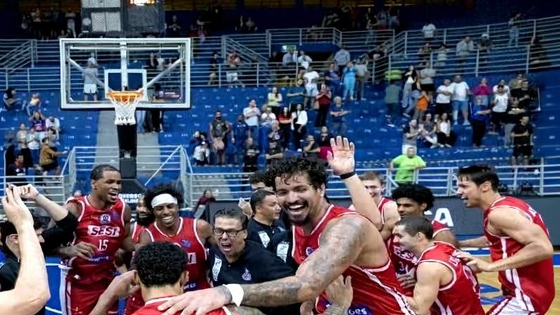 Franca comemorando a classificação para o Final 4 após vitória contra o Minas