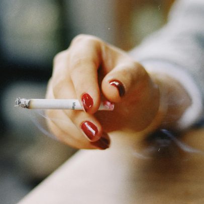 Reino Unido aprova lei histórica que banirá cigarro para futuras gerações; entenda como funciona no Brasil