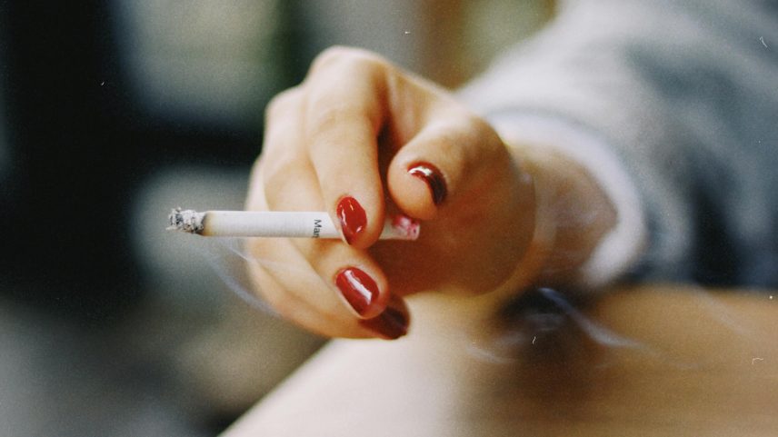 Parlamento britânico proíbe venda de cigarros a quem nasceu após 2008