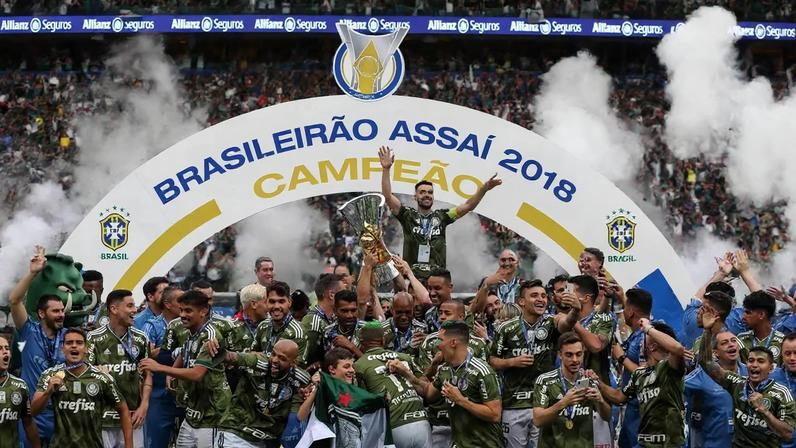 Jogadores do Palmeiras erguem a taça de campeão brasileiro de 2018 após partida entre Palmeiras x Vitória válida pela 38a rodada do Campeonato Brasileiro 2018, realizada no Allianz Parque.