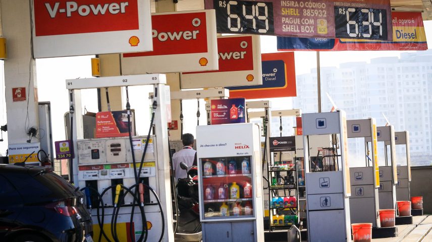 A elevação dos preços dos combustíveis sem reajuste oficial da Petrobras está sob análise e pode ser considerada irregular. O Conselho Administrativo de Defesa Econômica (Cade) informou que avalia os indícios de possíveis irregularidades apontados pela Secretaria Nacional do Consumidor (Senacon), a fim de verificar se há elementos suficientes para a abertura de uma investigação. Na última sexta-feira (13), a estatal anunciou um aumento de R$ 0,38 por litro do diesel para as distribuidoras. A medida foi divulgada um dia após o governo federal apresentar um pacote de R$ 30 bilhões com o objetivo de conter os impactos da alta do preço do petróleo. Na foto, posto de combustível em Osasco na grande São Paulo, na manhã desta terça-feira (17). — Foto: ALOISIO MAURICIO/FOTOARENA/ESTADÃO CONTEÚDO