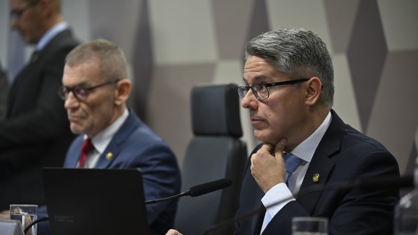 Senadores Fabiano Contarato e Alessandro Vieira. Nesta terça (14) o senador Alessandro Vieira faz a leitura do Relatório CPI do Crime Organizado e pede o indiciamento de três ministros do STF Dias Toffoli, Alexandre de Moraes e Gilmar Mendes e do PGR Paulo Gonet — Foto: Ton Molina/Fotoarena/Estadão Conteúdo