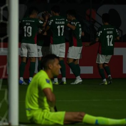 Goleiro do Sporting Cristal recebe amarelo por checar celular antes de pênalti