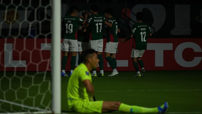 Goleiro do Sporting Cristal em partida contra o Palmeiras