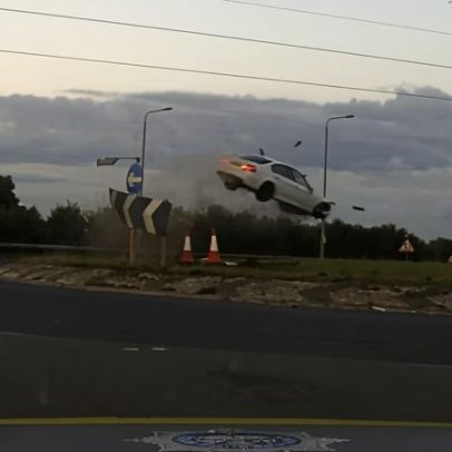 Carro a 220 km/h pula rotatória após perseguição no Reino Unido