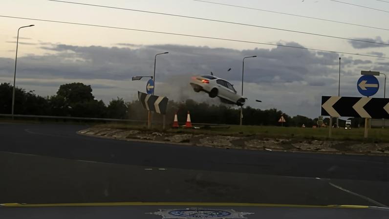 Carro voa por cima de rotatória na Inglaterra