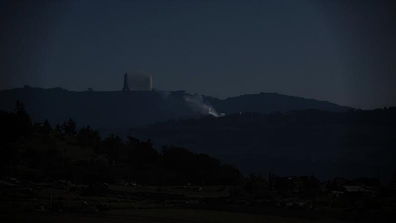 Fumaça sobe do sul do Líbano enquanto as hostilidades persistem perto da fronteira com Israel.