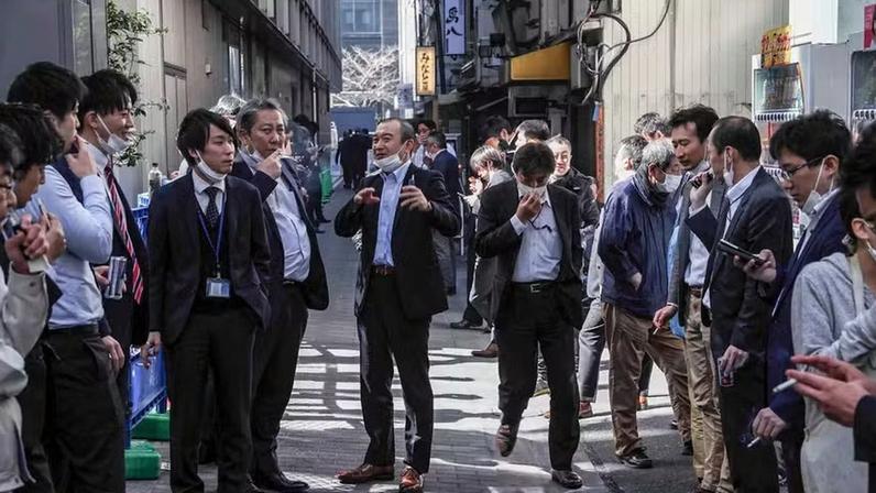 Fumantes em horário de almoço em Tóquio em imagem de 2021