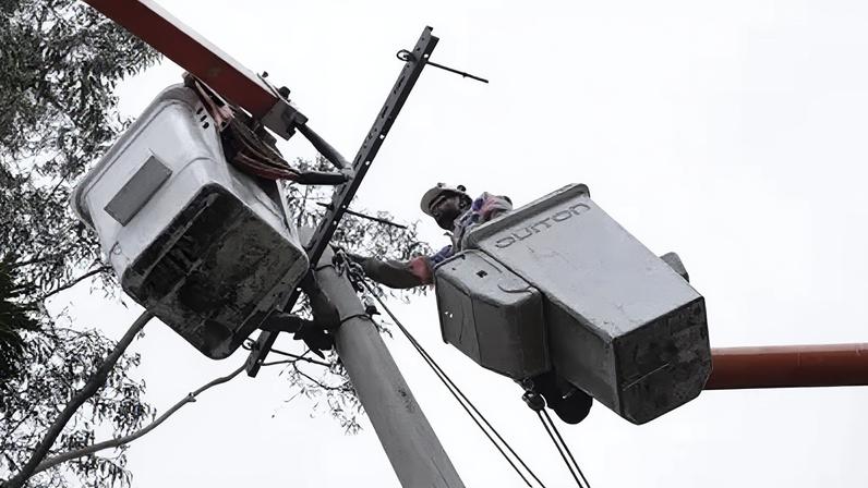 Funcionário da Enel em manutenção da rede
