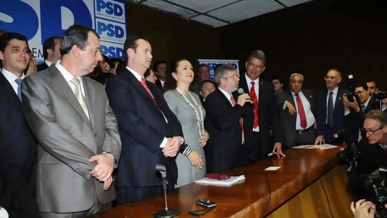 Ato de fundação do Partido Social Democrático (PSD) em 2011 na Câmara dos Deputados. Na imagem estão o então presidente da Casa, Marco Maia, o então prefeito de São Paulo, Gilberto Kassab, o então governador do Amazonas, Omar Aziz, o então vice-governador de São Paulo, Guilherme Afif Domingos e a então senadora Kátia Abreu