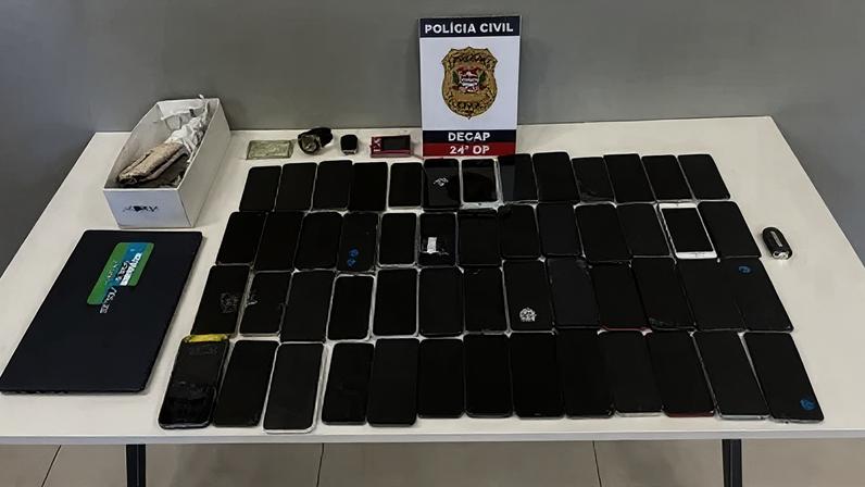 Mais de 50 celulares foram apreendidos pela polícia