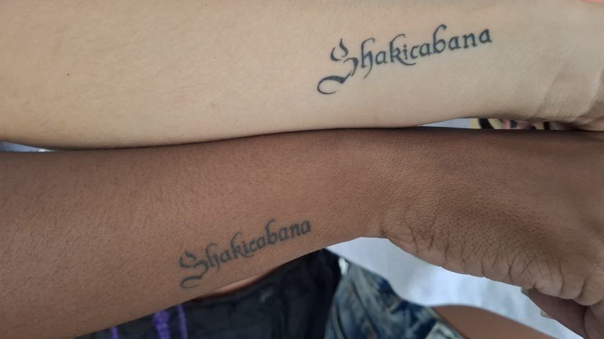 Rayana e Kariny tatuaram o 'Shakicabana' — Foto: Cristina Boeckel/ g1