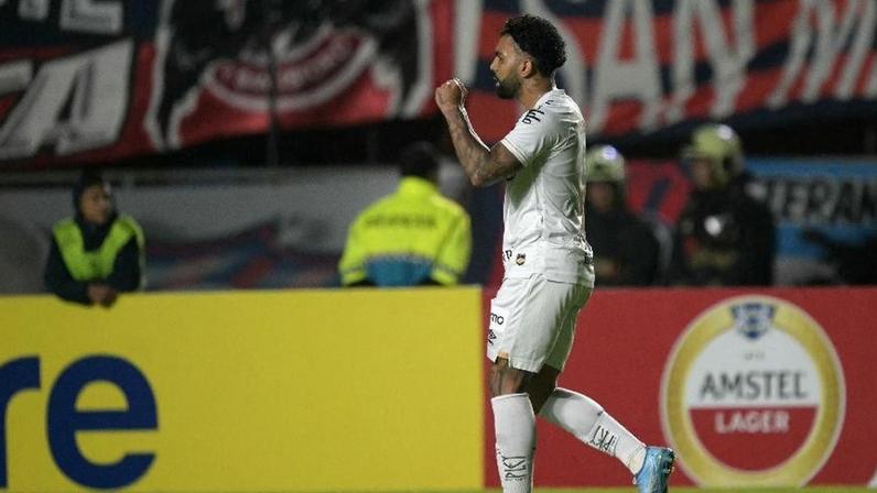 Gabigol, do Santos, comemora gol marcado contra o San Lorenzo, na Sul-Americana