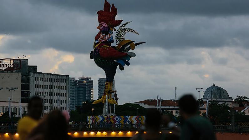 Um dos principais símbolos do carnaval de Pernambuco, a escultura gigante do Galo da Madrugada, foi montada na Ponte Duarte Coelho, no Bairro da Boa Vista