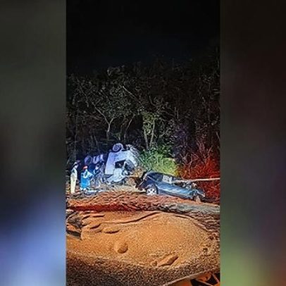 Acidente entre carro e carreta deixa três mortos em MG