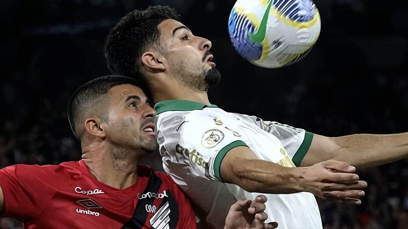 Gamarra e Flaco López brigam pela bola em Athletico x Palmeiras, duelo do Campeonato Brasileiro