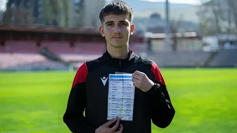 O jovem gandula Afan Cizmic mostra a cola que pegou do goleiro italiano Donnarumma