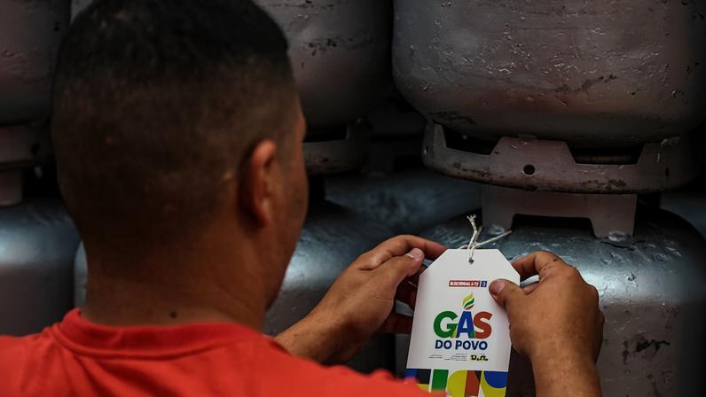 Homem olhando preço do botijão de gás