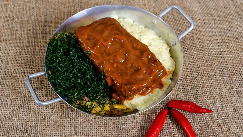 Magnífico Quintal: costela assada ao barbecue de goiabada, farofa e crispy de couve e aligot de batata