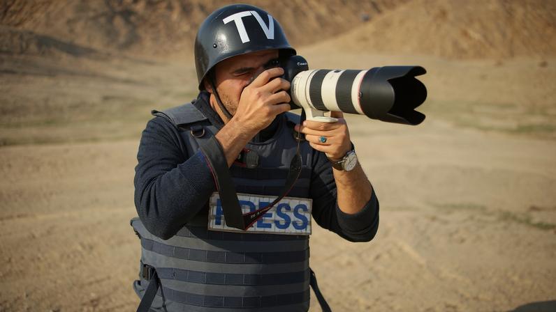 Membro da imprensa, Jornalista, fotógrafo, em cobertura de guerra ou conflito. Foto: hosnysalah/Pixabay