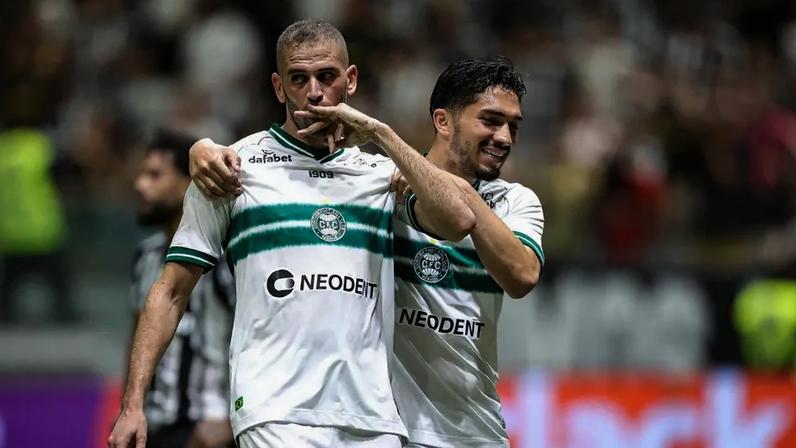 Slimani comemora gol contra o Atlético (Foto: Gilson Lobo/ Agif/Gazeta Press)