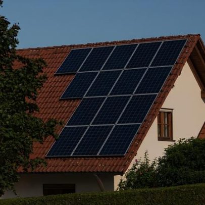 Como países remuneram consumidores pela energia gerada com painéis solares