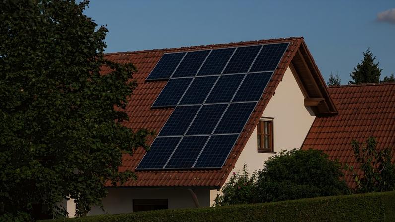 MMGD solar: avanço da geração distribuída amplia debate sobre remuneração e custos do sistema.