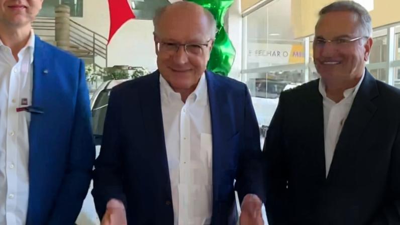 Foto colorida do vice-presidente Geraldo Alckimin com texto "gag de la gag" - Metrópoles