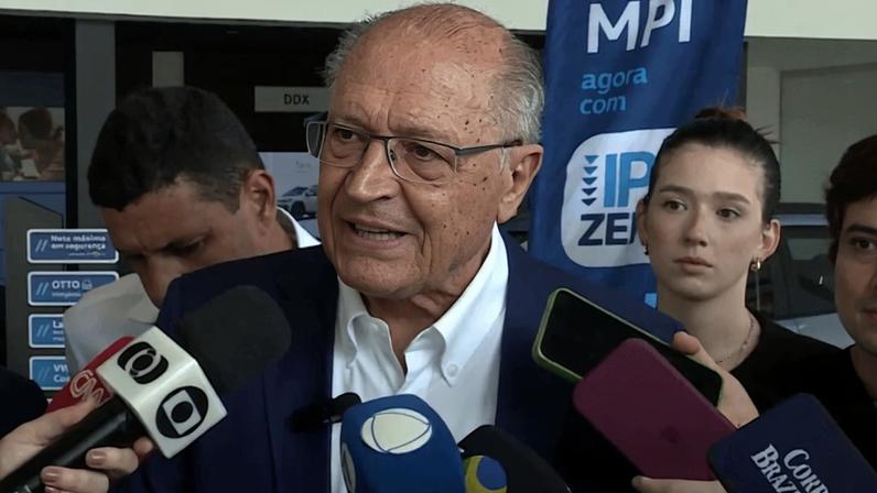 O vice-presidente Geraldo Alckmin em declarações a jornalistas após visita a concessionárias em Valparaíso de Goiás (GO) | Divulgação/Agência Gov