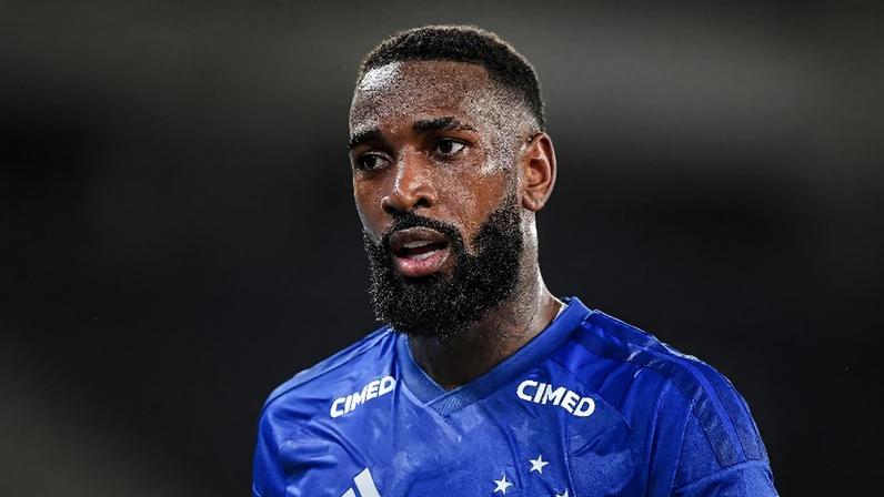 Gerson, do Cruzeiro, em ação contra o Botafogo, pelo Campeonato Brasileiro
