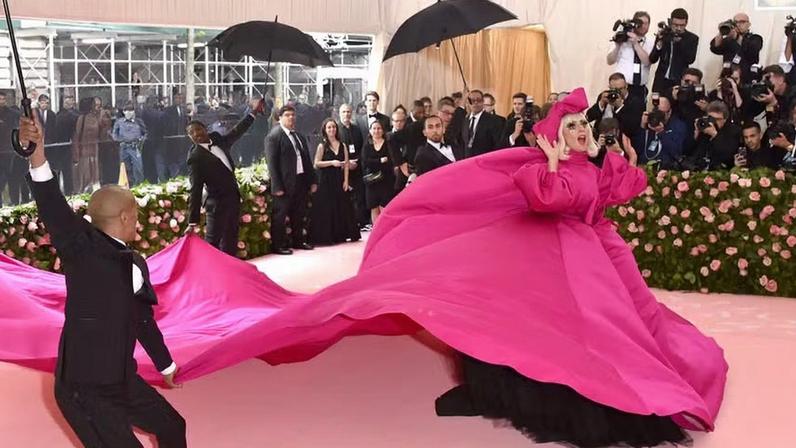 Lady Gaga de Brandon Maxwell em 2019, Camp: Notas sobre Moda