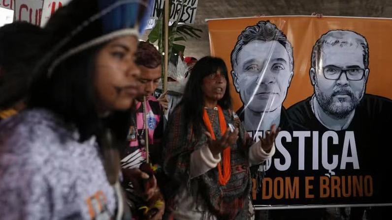Manifestantes pedem justiça para o jornalista Dom Phillips e o ativista indígena Bruno Pereira, assassinados em 2022 — Foto: Getty Images
