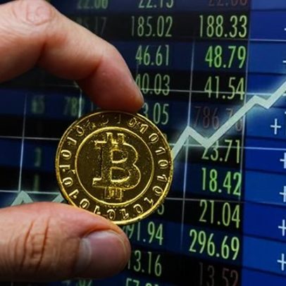 Bitcoin registra melhor mês em um ano, próximo de US$ 80 mil