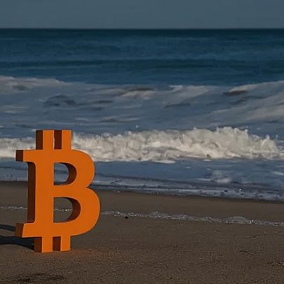 Bitcoin inicia a semana em compasso de espera por juros nos EUA