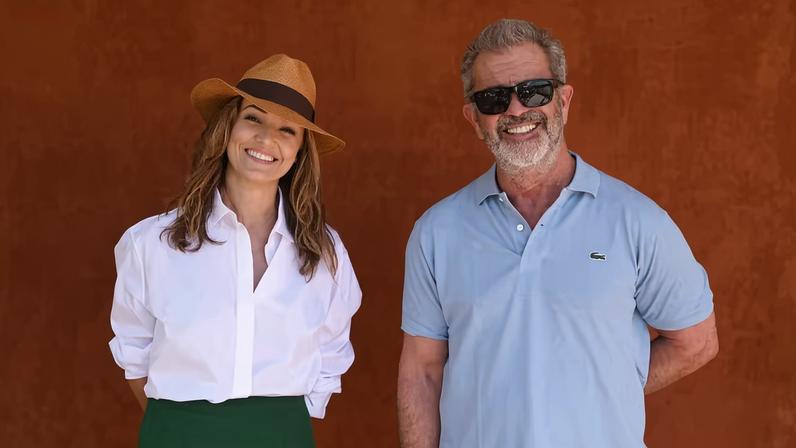 Nadia Farès (1968-2026) e Mel Gibson antes de partida do Torneio de Tênis de Roland Garros, em Paris, em 13 de junho de 2021 — Foto: Getty Images