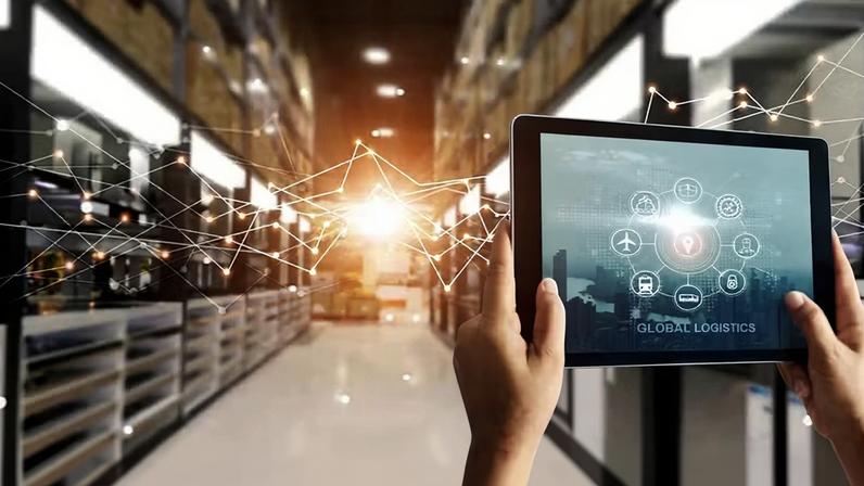 Mãos seguram tablet com aplicativo de rede logística em armazém de distribuição. — Foto: Getty Images