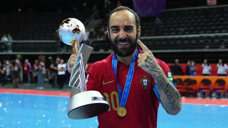 Ricardinho futsal com a Bola de Ouro Fifa de 2021 — Foto: Angel Martinez/FIFA