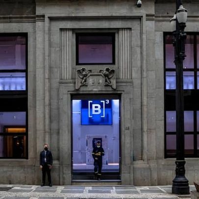 Ibovespa fecha acima de 198 mil pontos pela 2ª vez; dólar fica abaixo de R$5
