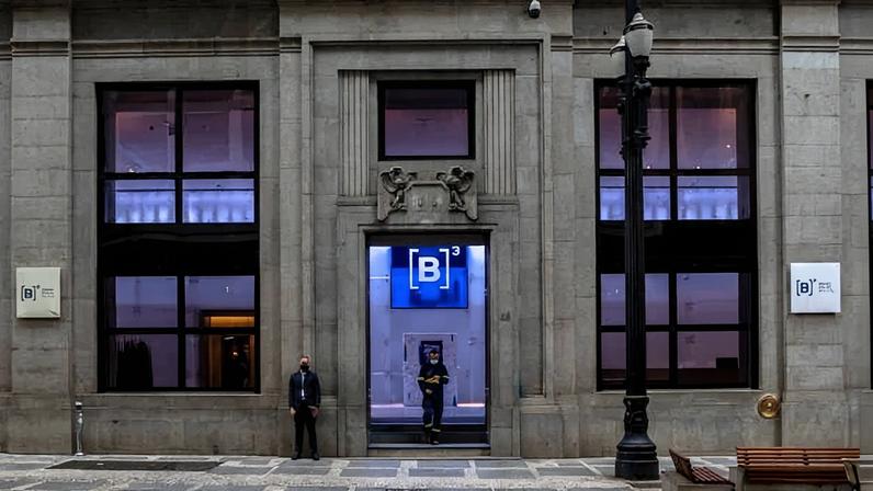 Queda nos papéis da Petrobras barraram o Ibovespa que quase fechou acima dos 200 mil pontos pela primeira vez na história.