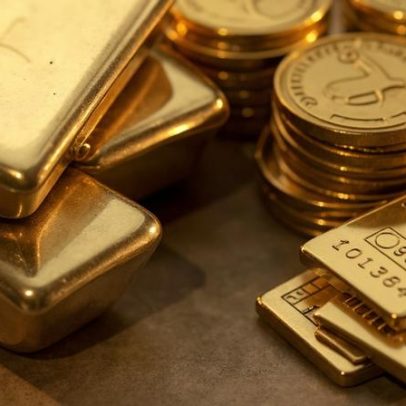 Ouro avança com reabertura de Ormuz e queda de juros nos EUA