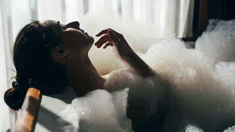 O “banho no escuro” é a tendência de bem-estar que vale experimentar — Foto: Getty Images