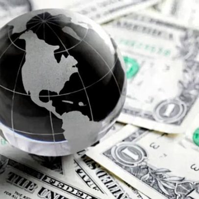Dólar abre em queda e cai para 4,98 reais