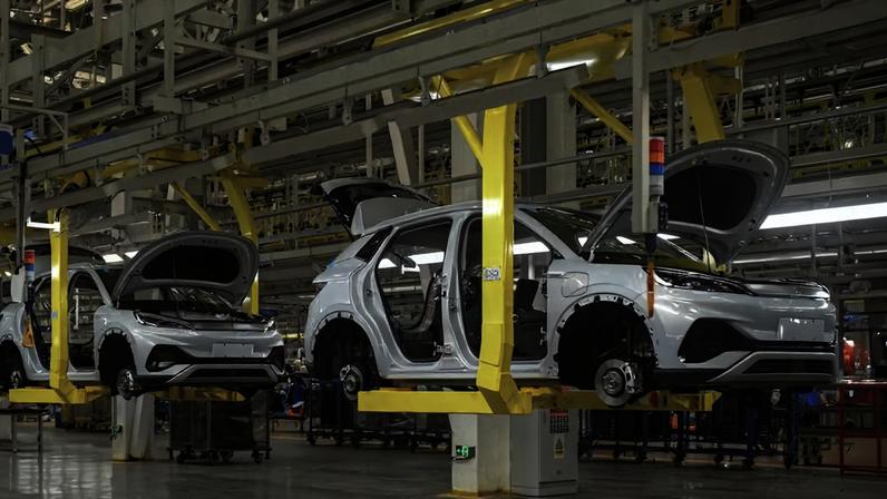 Fábrica de carros na China: atividade industrial recuou levemente de março para abril, mas ficou acima das expectativas — Foto: NurPhoto via Getty Images