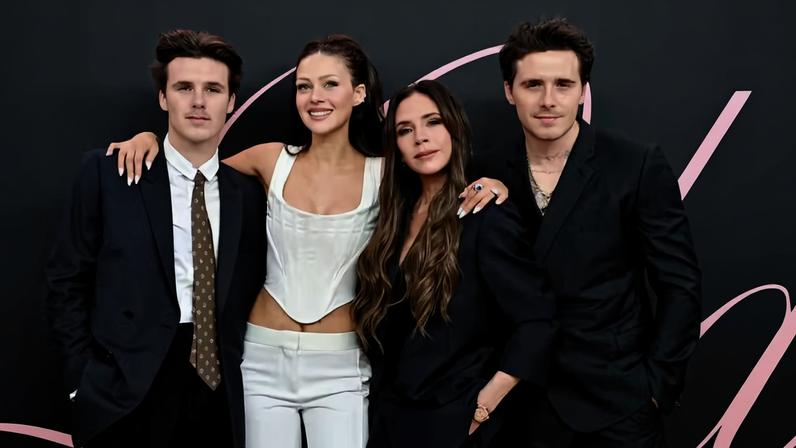 Cruz Beckham, Nicola Peltz Beckham, Victoria Beckham e Brooklyn Peltz Beckham — Foto: Getty Images