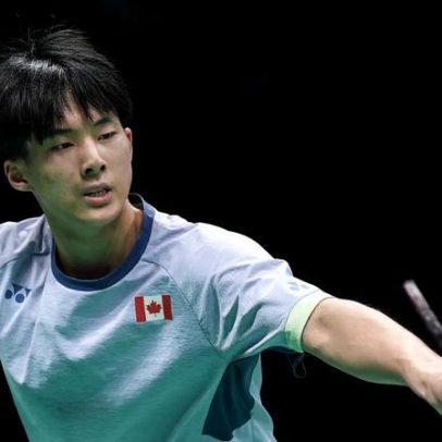 Jogador de badminton arremessa raquete contra árbitra, recebe vermelho e vence