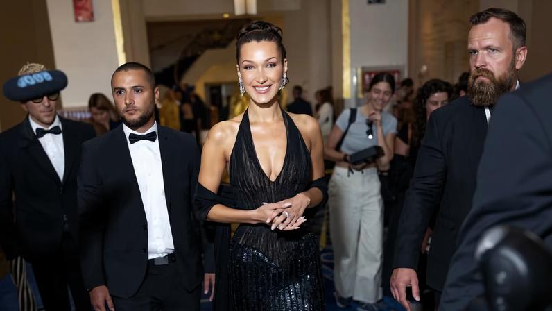 Bella Hadid é vista no Hôtel Martinez durante o 77º Festival de Cinema de Cannes, em 23 de maio de 2024, em Cannes, França