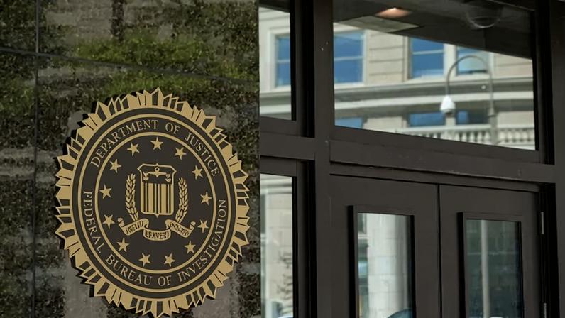 O selo na sede do FBI, o Edifício J. Edgar Hoover, em Washington. 2/5/2024