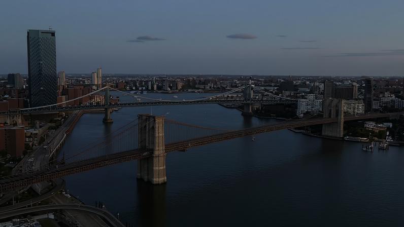 O East River (rio Leste) passa sob as pontes do Brooklyn e de Manhattan, na cidade de Nova York.