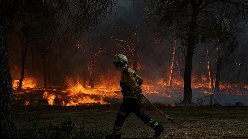 Bombeiro trabalha na extinção de incêndio em Carcastillo, Navarra, Espanha, em agosto de 2025. — Foto: Getty Images